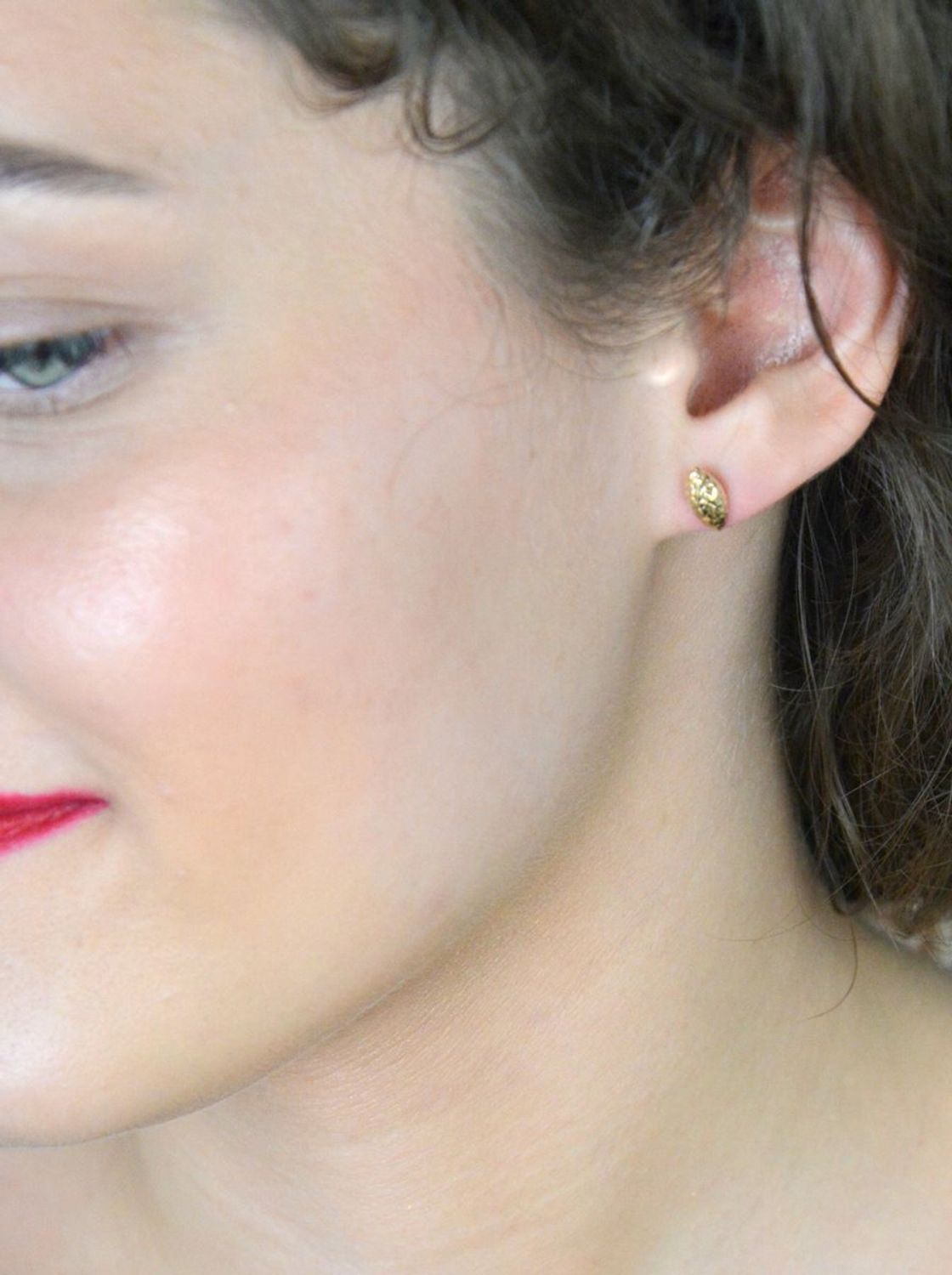 Kolczyki złote grawerowane pr 375, KL 2145 375  Prezentujemy wyjątkowe złote kolczyki o próbie 375, które łączą klasyczny styl z delikatnym grawerowanym wzorem.1.jpg